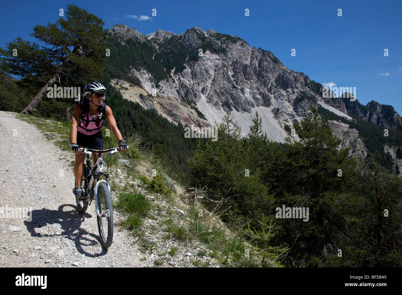 Mountain-Bike-Fahrer im Val Fojedoera, Naturpark Fanes-Sennes-Prags, Trentino, Südtirol, Italien, Europa Stockfoto