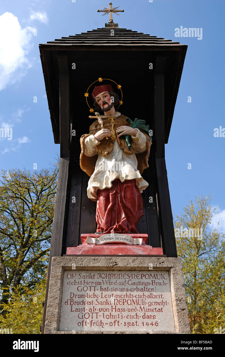 Statue des St. Nepomuk, Brücke Saint als Beschützer gegen Überschwemmungen an der Clermont-l-Brücke, Gauting, Bayern, Deutschland Stockfoto