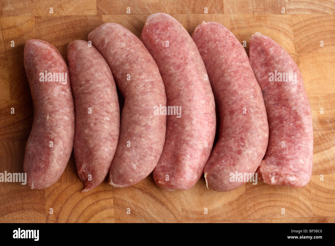 Rohe Links von Fleischwurst aus organischen britische Saddleback Schweine aufgezogen in Irland Stockfoto