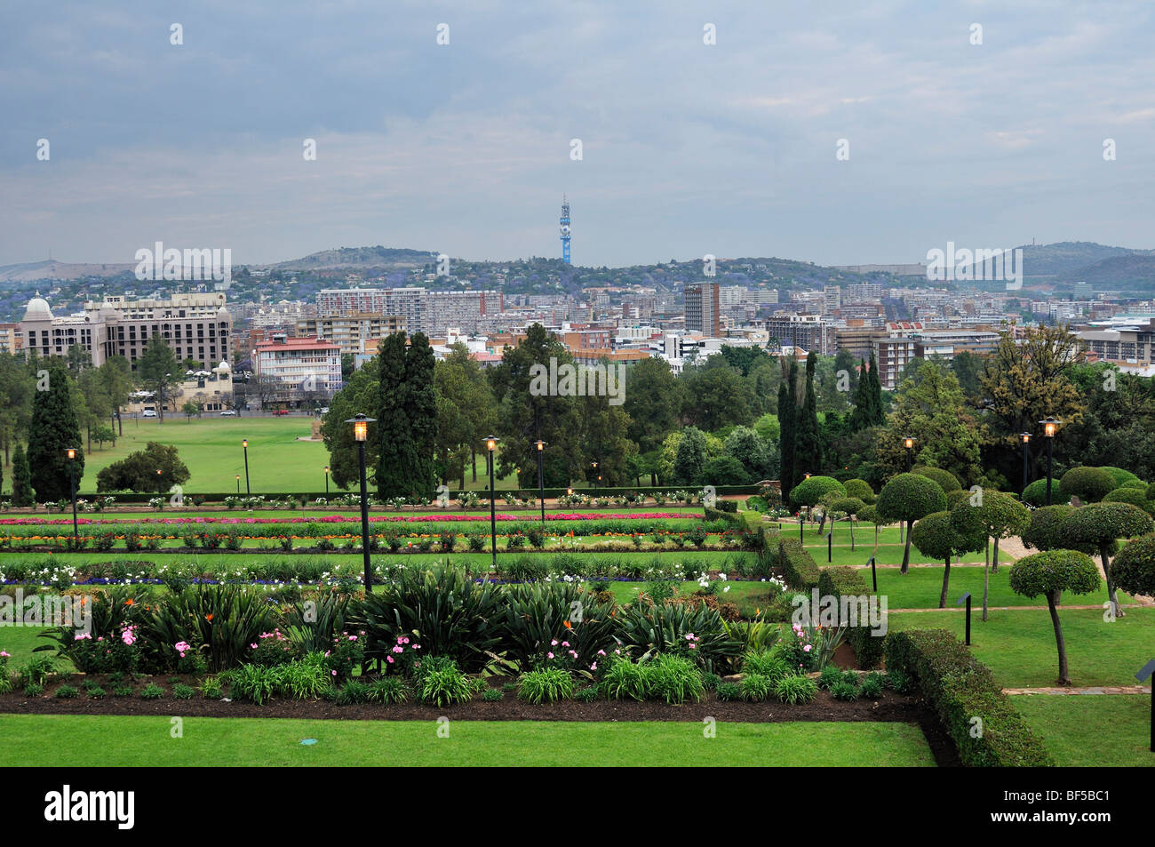 Blick von den Gärten von den Union Buildings in Richtung Innenstadt von Pretoria, Südafrika, Afrika Stockfoto