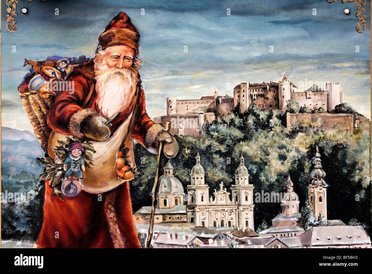 Santa Claus vor einen Panoramablick über Salzburg, gemalte Zeichen Werbung einen Shop für Weihnachtsschmuck, Weihnachten, Jud Stockfoto