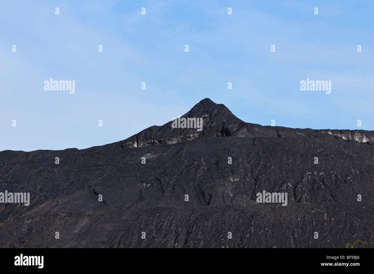Berg der Kohle vor blauem Himmel Stockfoto