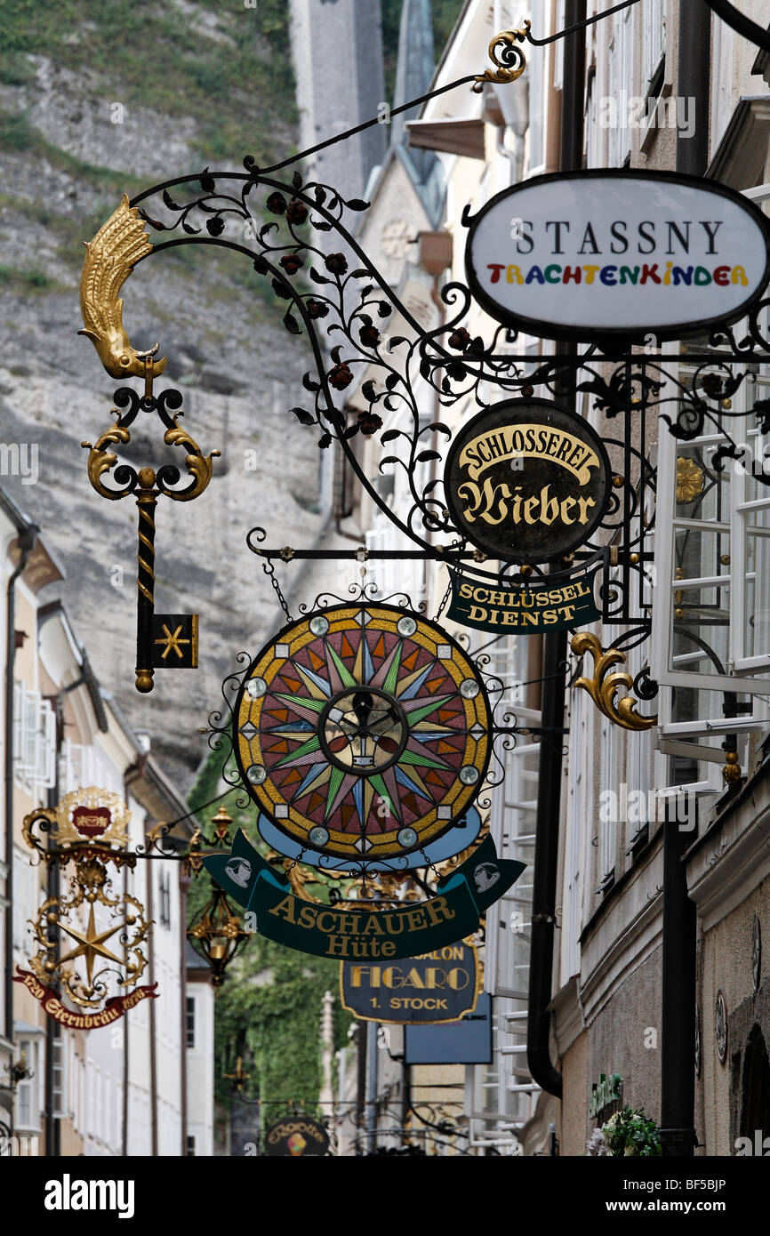 Historischen alten Stadt Lane mit Schmiedeeisen Shop anmeldet, Getreidegasse Gasse, Salzburg, Austria, Europe Stockfoto