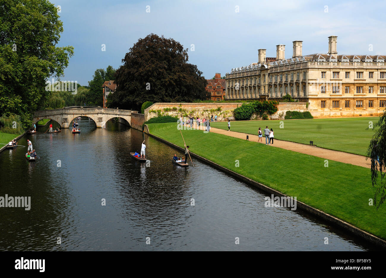 Kreuzfahrt am Fluss Cam, namens Punting, mit Brücke und Park des Kings College des Königs-Parade, Cambridge, Cambridgeshire, Engl Stockfoto