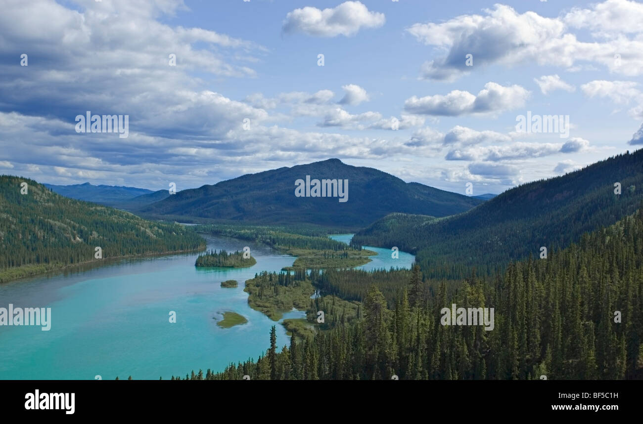Blick auf den Zusammenfluss von Yukon River und Teslin River, Hootalinqua, Zugabewasser, Farben, Yukon Territorium, Kanada Stockfoto