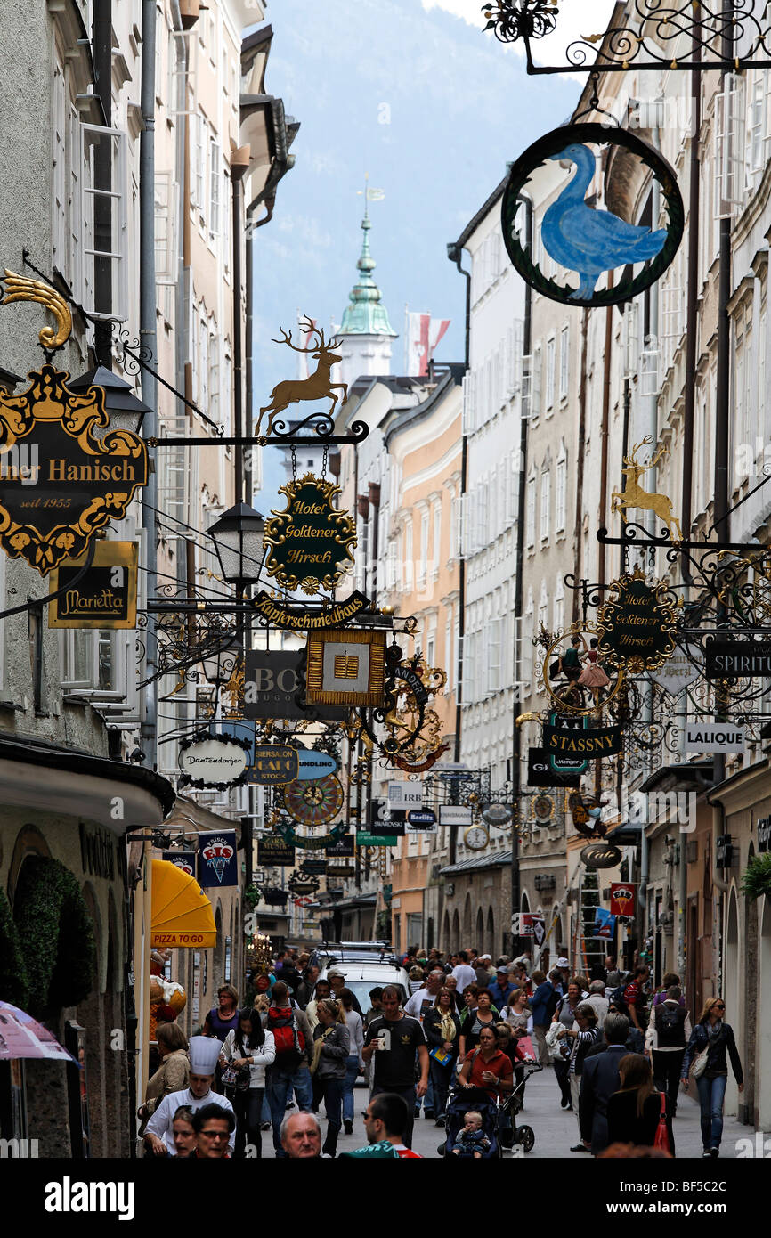 Historischen alten Stadt Lane mit Schmiedeeisen Shop anmeldet, Getreidegasse Gasse, Salzburg, Austria, Europe Stockfoto