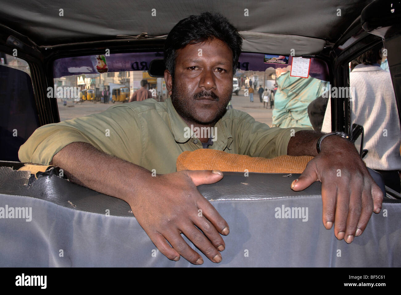 12-fingriger Taxifahrer, Ooty, Tamil Nadu, Indien, Südasien Stockfoto