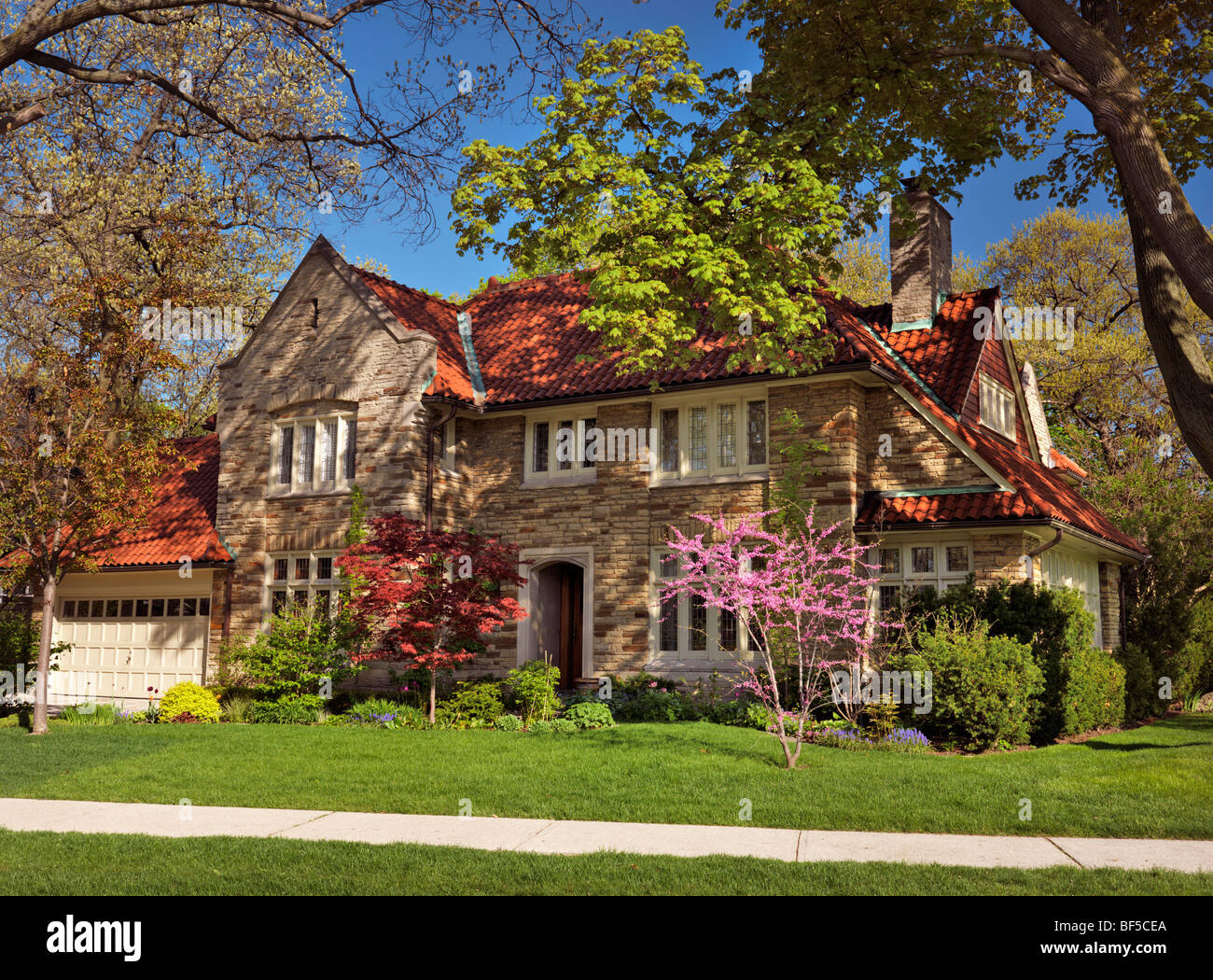 Schönes Haus Frühling Landschaft Stockfoto