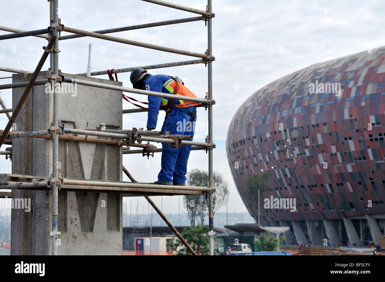 FIFA World Cup 2010, Arbeiter auf der Baustelle des Soccer City Stadium, Stadtteil Soweto, Johannesburg, Südafrika, Stockfoto