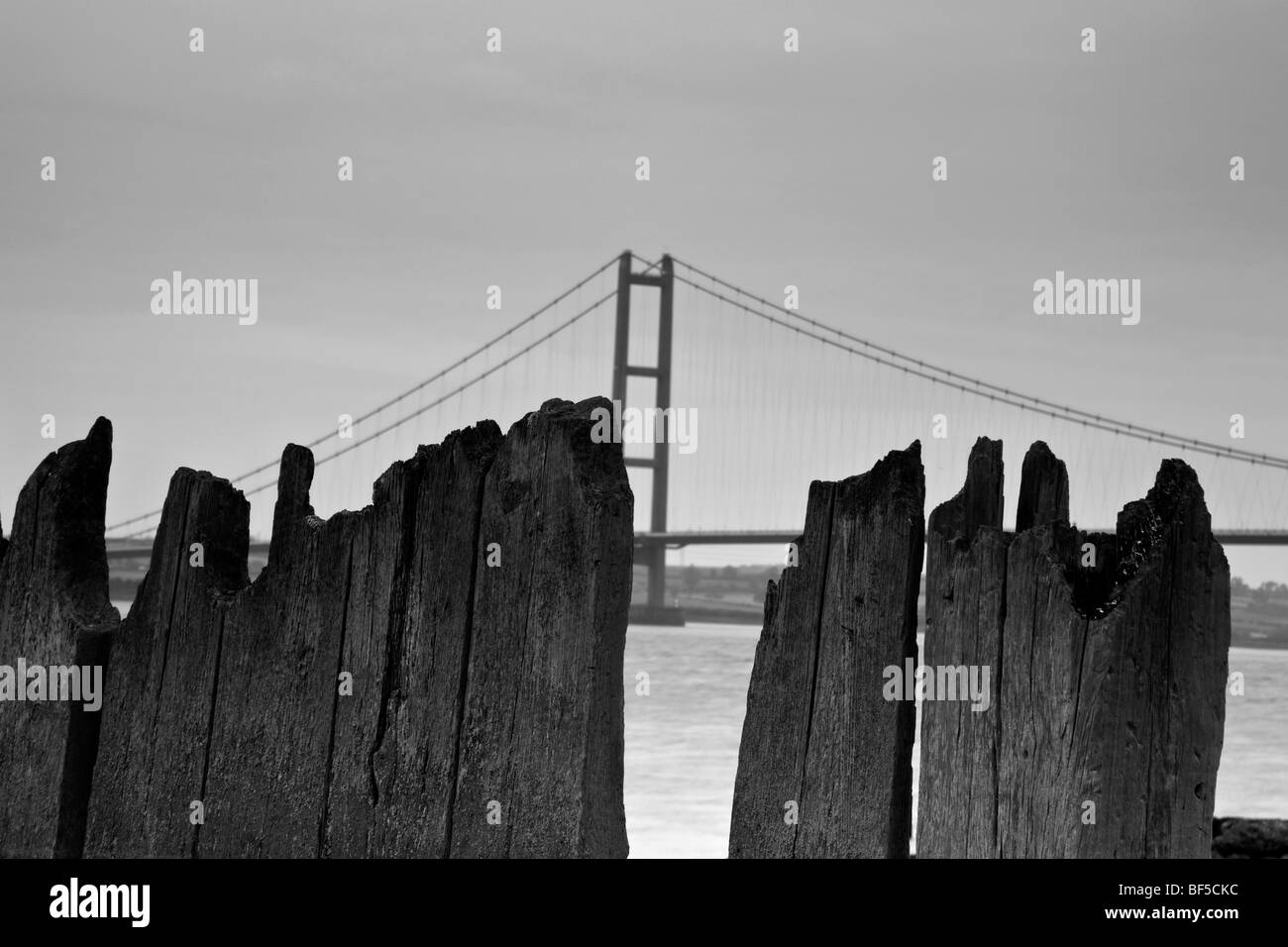 Humber Brücke und alte hölzerne Meer Verteidigungsanlagen am Humber Mündung, Yorkshire Oktober 2009 Stockfoto