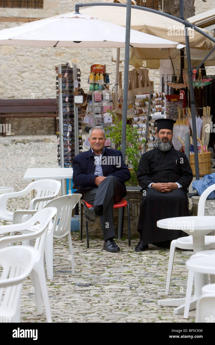 Orthodoxer Priester und Greis, Omodos im Troodos Berge, Zypern, Griechenland, Europa Stockfoto