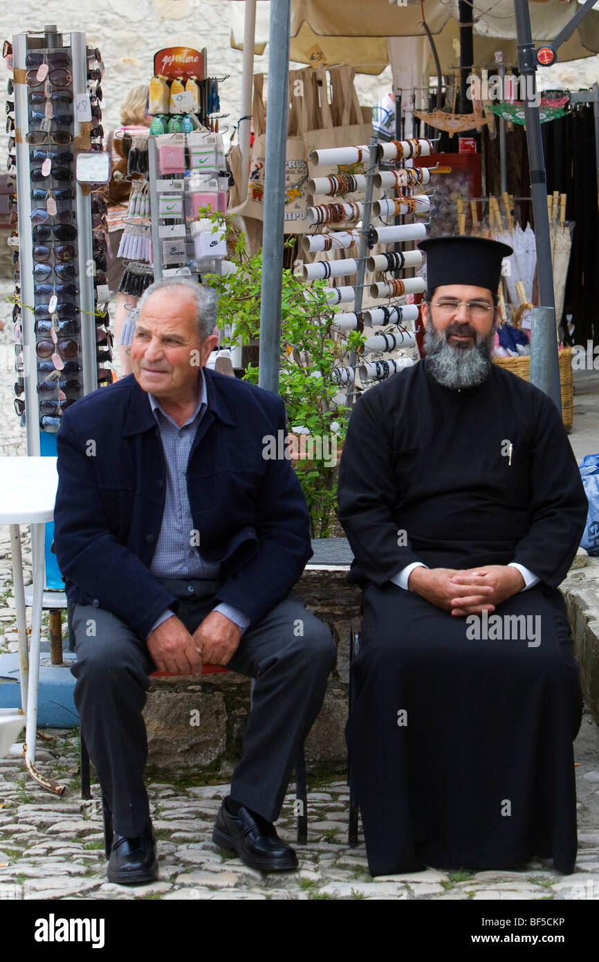 Orthodoxer Priester und Greis, Omodos im Troodos Berge, Zypern, Griechenland, Europa Stockfoto