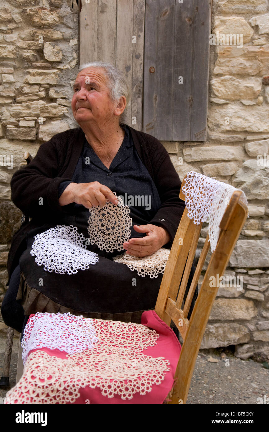 Alte Frau verkaufen gehäkelte Deckchen, Omodos, Zypern, Griechenland, Europa Stockfoto