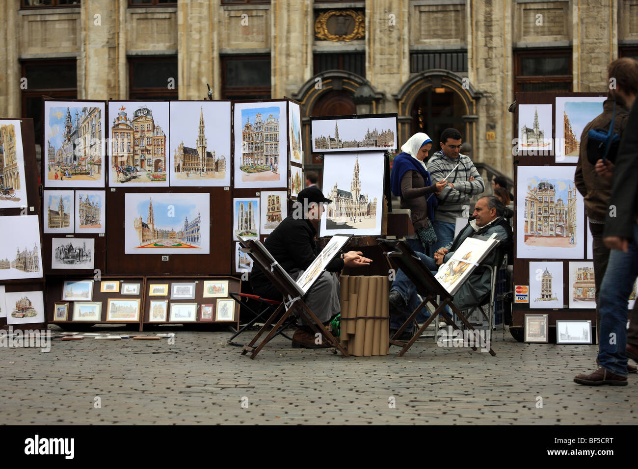 Künstler verkaufen ihre Arbeit auf der Grand Place in Brüssel Stockfoto