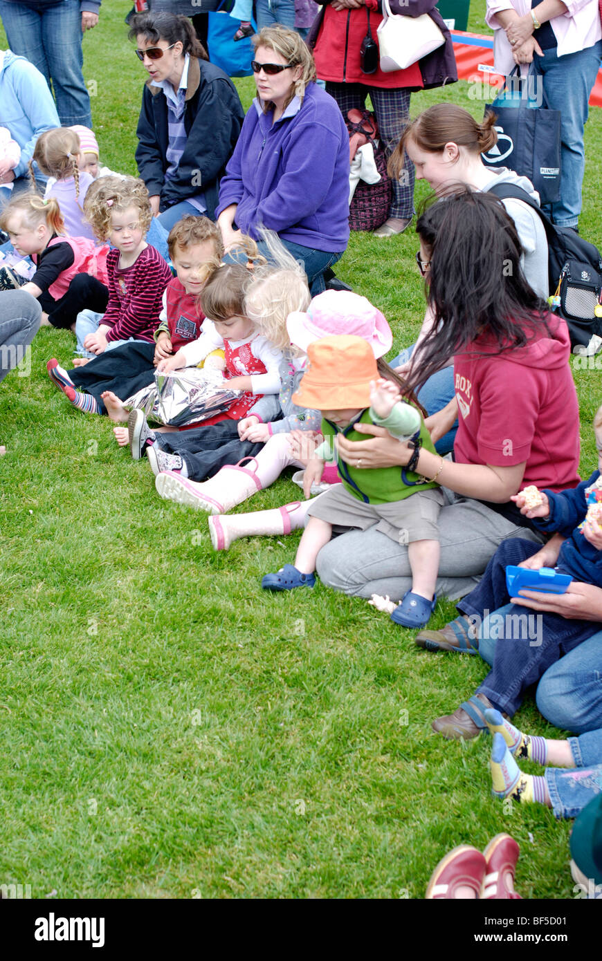 Kinder und Eltern auf ein Community-Event. Stockfoto