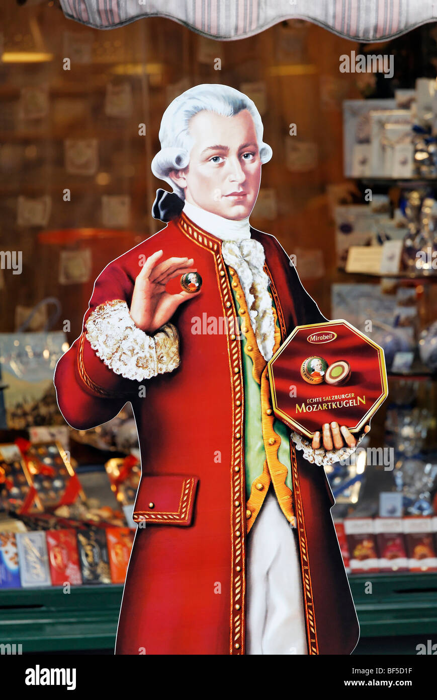 Mozart-Karton ausgeschnittenen vor einem Candy Shop, echte Mozartkugeln Reber Pralinen, Alter Markt Platz, Salzburg, Österreich, Stockfoto