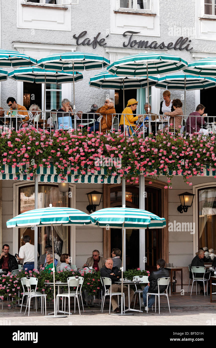 Café Tomaselli Kaffee-Haus, Terrasse, Österreichs älteste Kaffeehaus, Alter Markt Platz, Salzburg, Austria, Europe Stockfoto