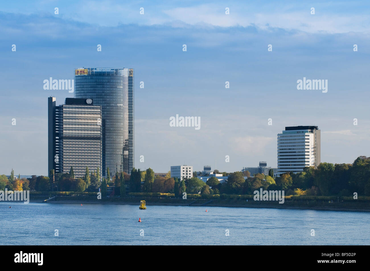 Blick vom Rhein an den UN-Campus, Langer Eugen, deutschen Hauptsitz der Vereinten Nationen, Post-Tower Und Ameron World Conference Stockfoto