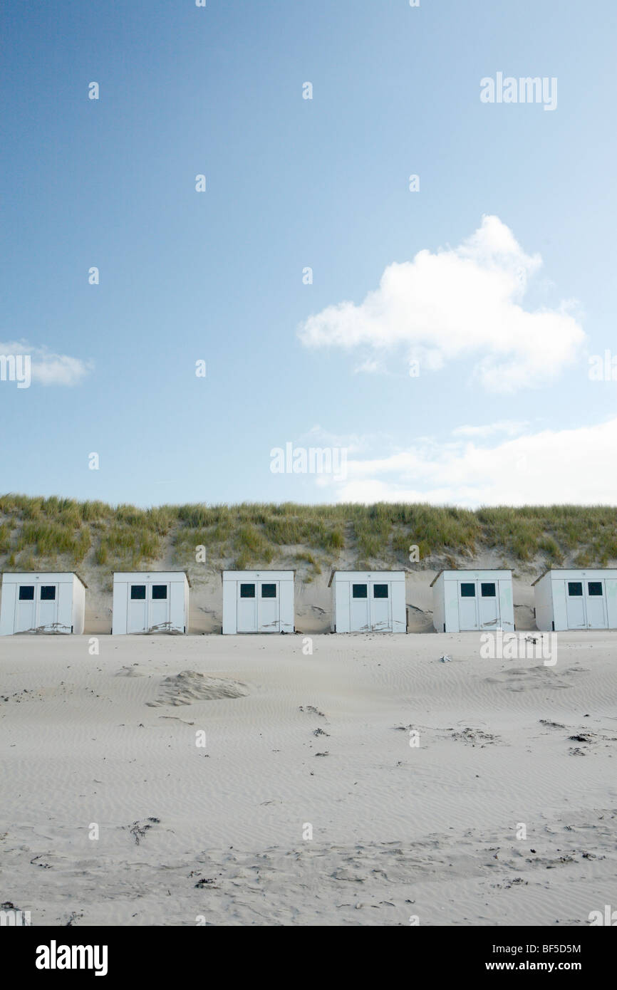 Hölzerne Strandhütten vor blauem Himmel, Strand in der Nähe von De Slufter Natur reserve, Texel, Holland, Niederlande, Europa Stockfoto