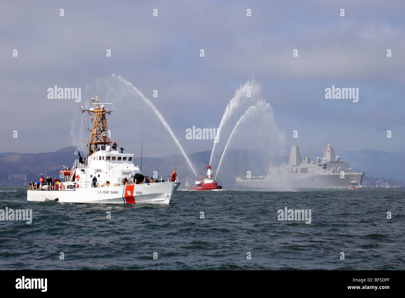 USCG Cutter Cuttyhunk, San Francisco Löschboot Guardian und die USS Green Bay an der San Francisco Bay Stockfoto