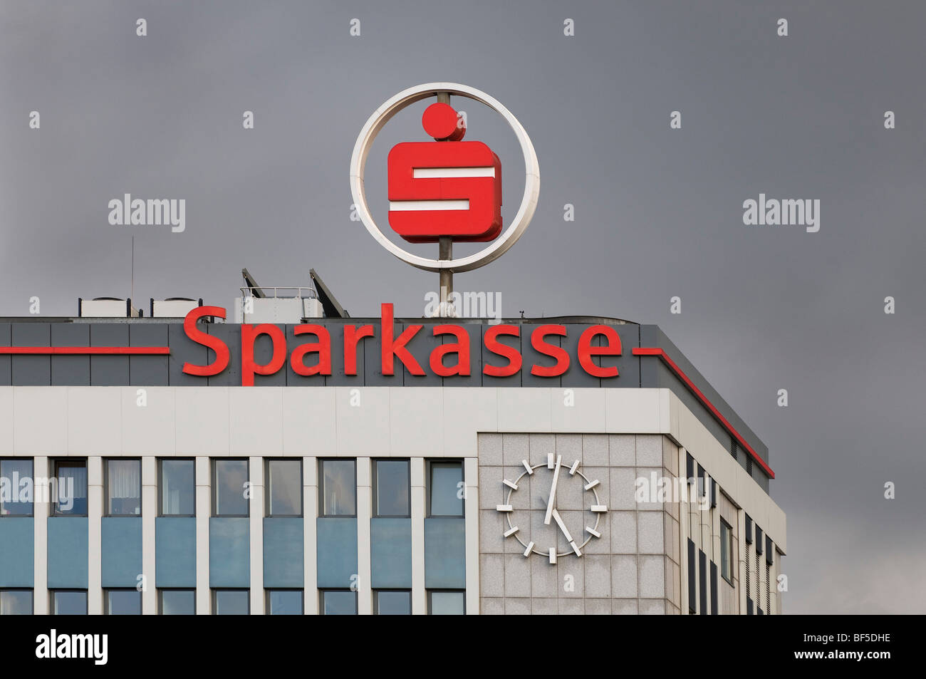 Sparkasse, Sparkasse Logo und die Beschilderung auf ein Geschäftshaus, Duisburg, Nordrhein-Westfalen, Deutschland, Europa Stockfoto