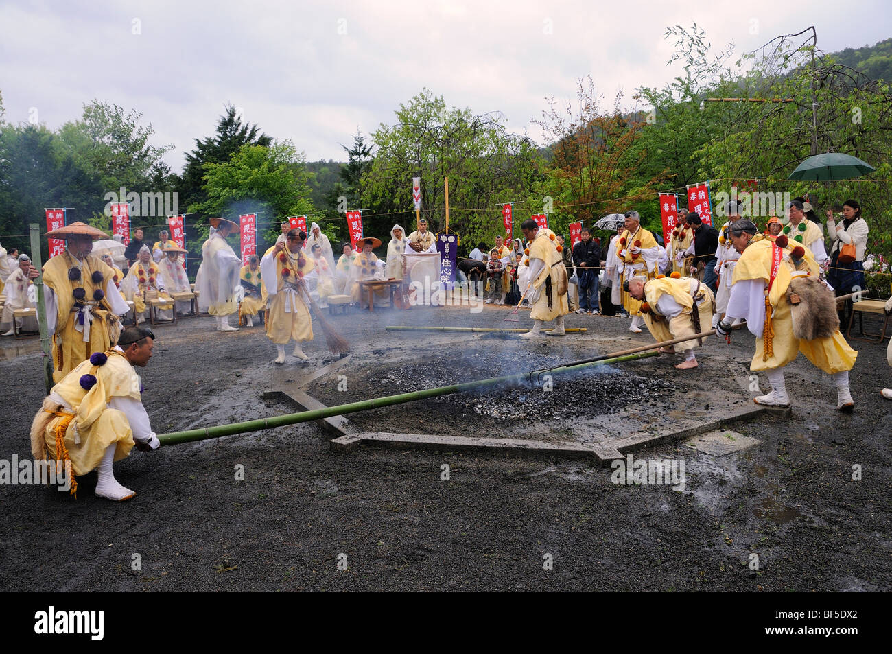 Yamabushi Anhänger, Berg Asketen, buddhistische Sekte, verbreiten die Glut mit Bambus-Stangen, Iwakura, Japan, Südostasien, Asien Stockfoto