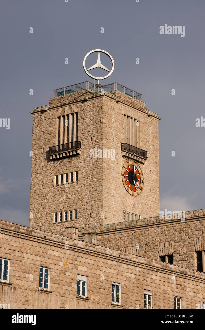 Der Hauptbahnhof in Stuttgart; Uhrturm mit rotierenden, beleuchtete Mercedes-Symbol an der Spitze Stockfoto