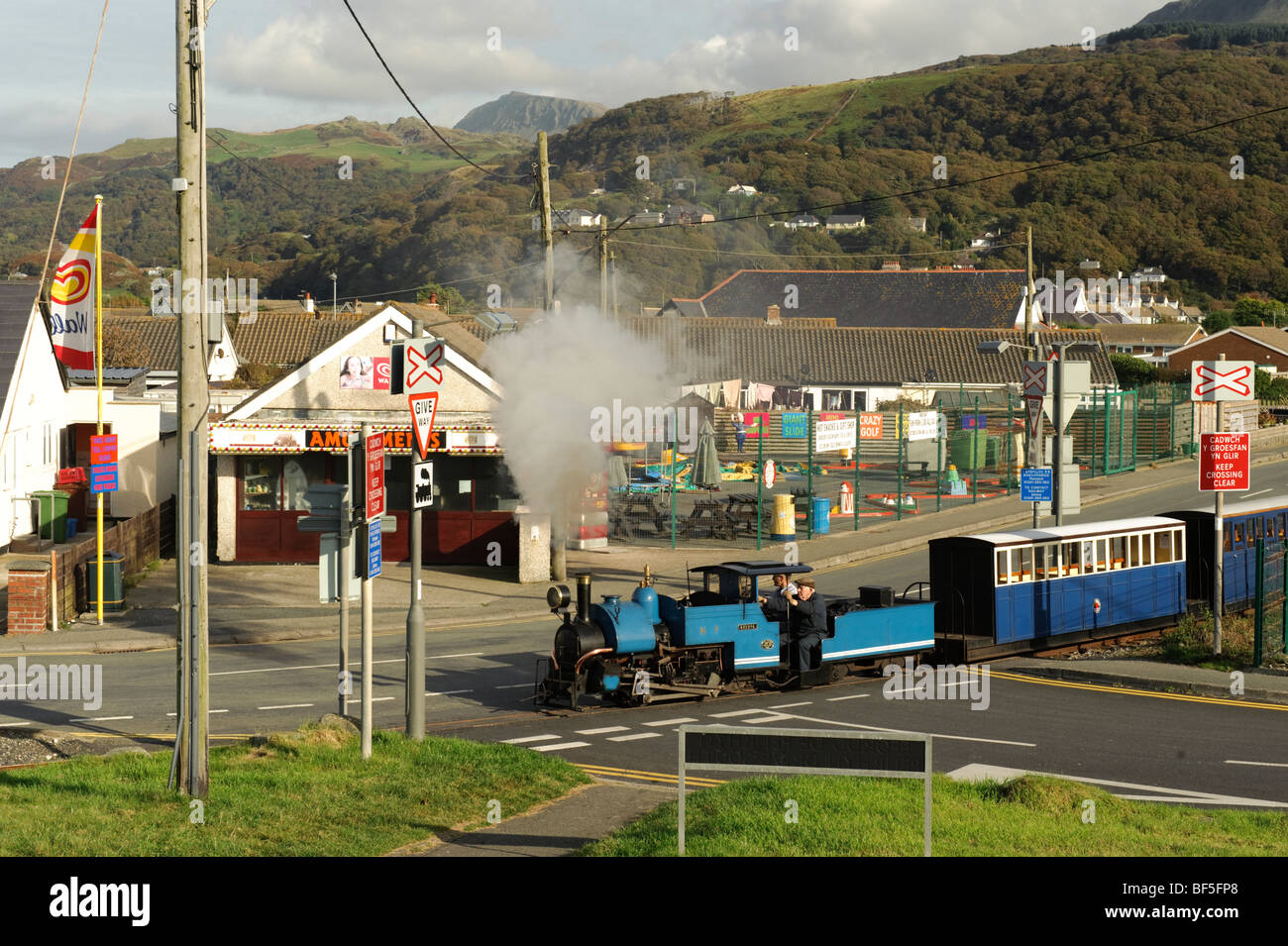 Die Miniatur-Dampfeisenbahn, die Überquerung der Hauptstraße in Nord-Wales, UK, Snowdonia-Nationalpark, Gwynedd, Fairbourne Stockfoto
