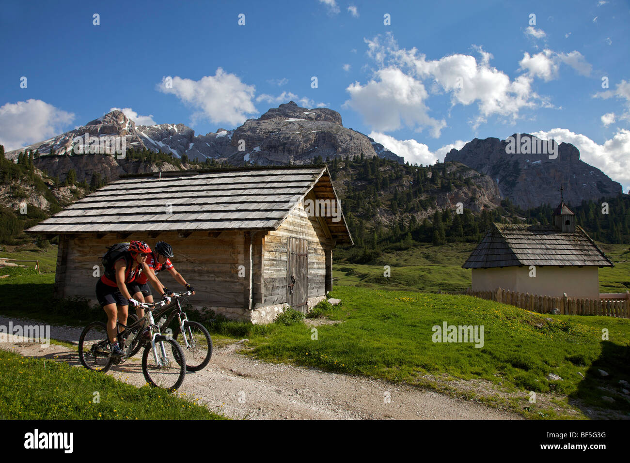 Mountain-Bike-Fahrer im Bergdorf Fodara Vedla, Parco Naturale Fanes-Sennes-Prags, Trentino, Südtirol, Italien, Eu Stockfoto