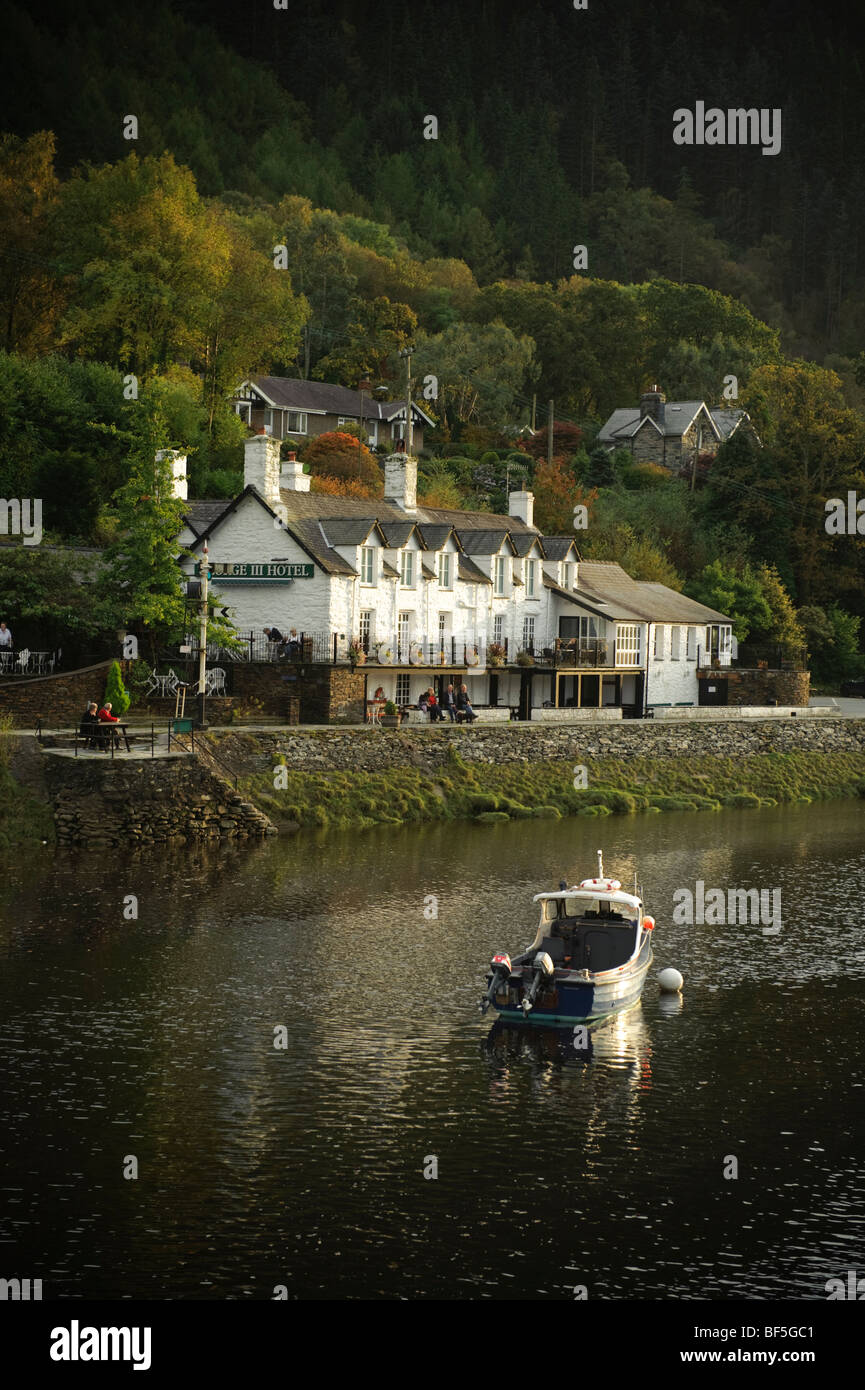 Herbst am Abend, Oktober, The George III Hotel, Penmaenpool, Mawddach Flussmündung, Snowdonia National Park, North Wales Stockfoto