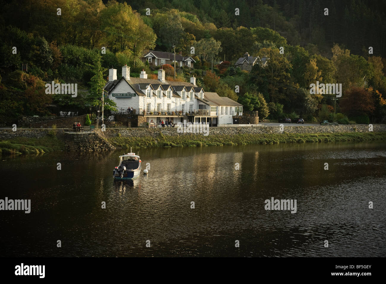 Die George III Hotel, Penmaenpool, Mawddach Flussmündung, Snowdonia National Park, North Wales, Herbstabend Stockfoto