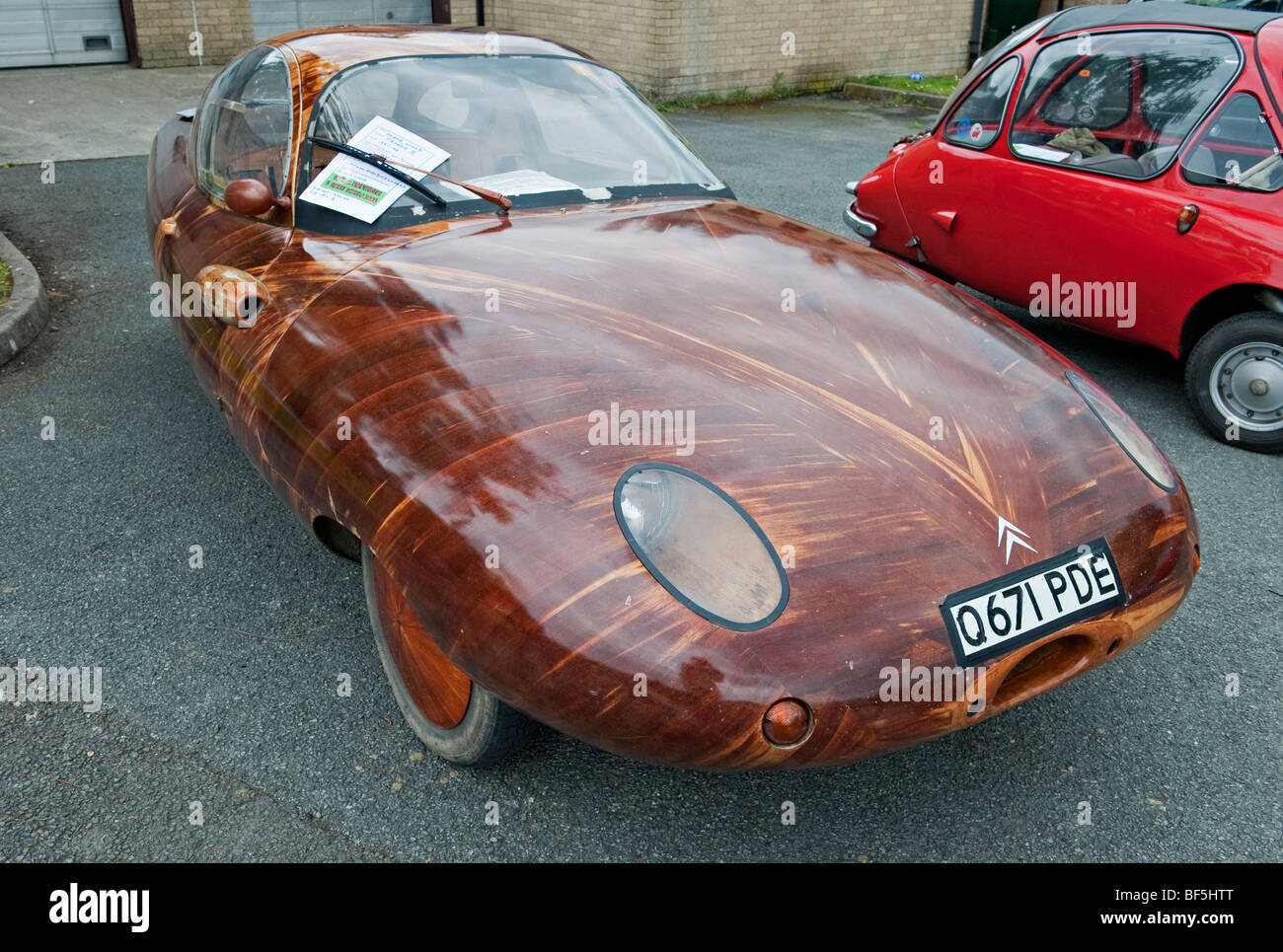 Der Tryane II Dreirad Holzwagen von Friend Wood. Gebaut um ein Citroen 2CV Chassis und Motor, und aus afrikanischem Mahagoni Stockfoto Der Tryane II Dreirad Holzwagen von Friend Wood. Gebaut um ein Citroen 2CV Chassis und Motor, und aus afrikanischem Mahagoni Stockfoto