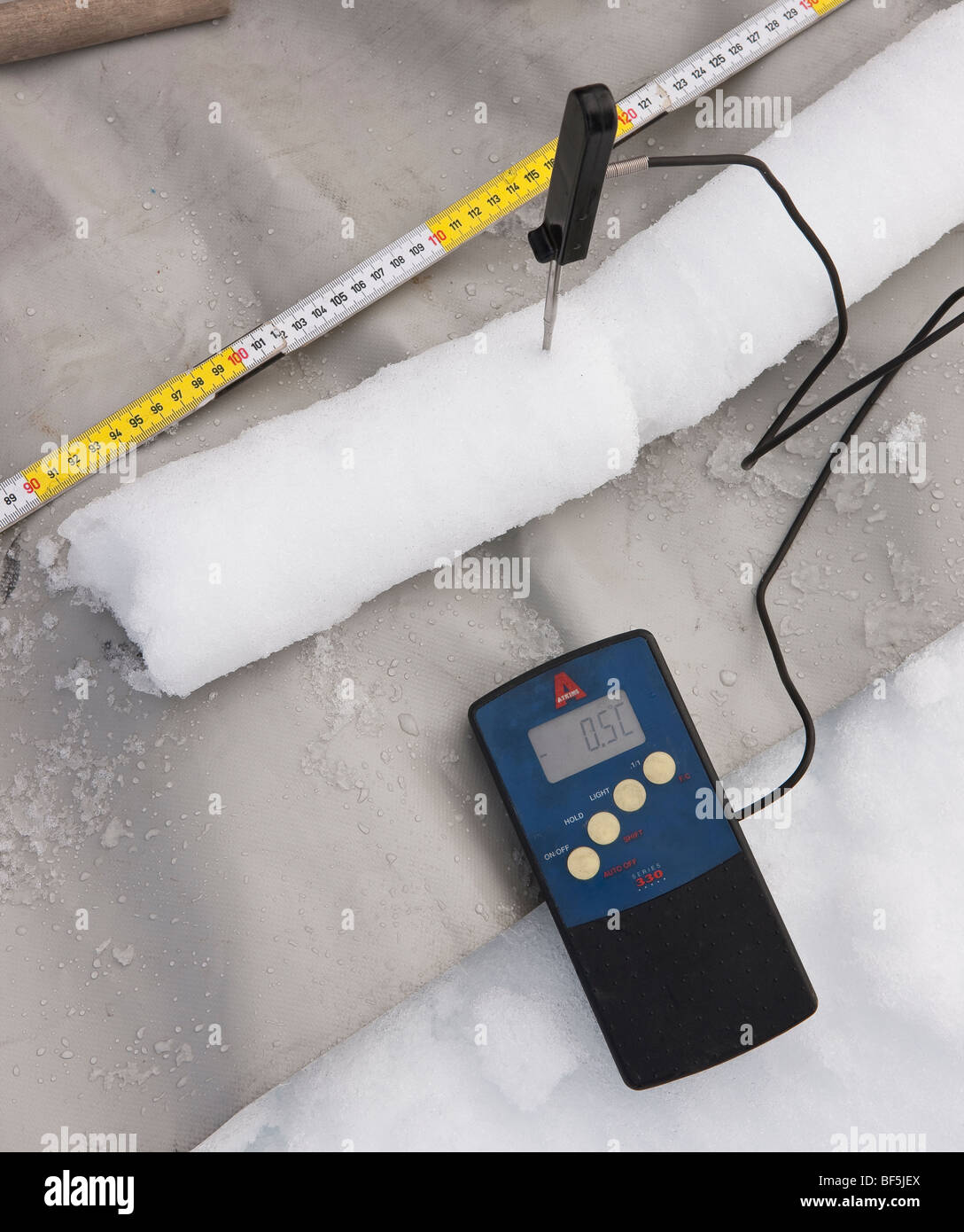 Thermometer misst die Temperatur im Eis Bohrkern, Island Stockfoto