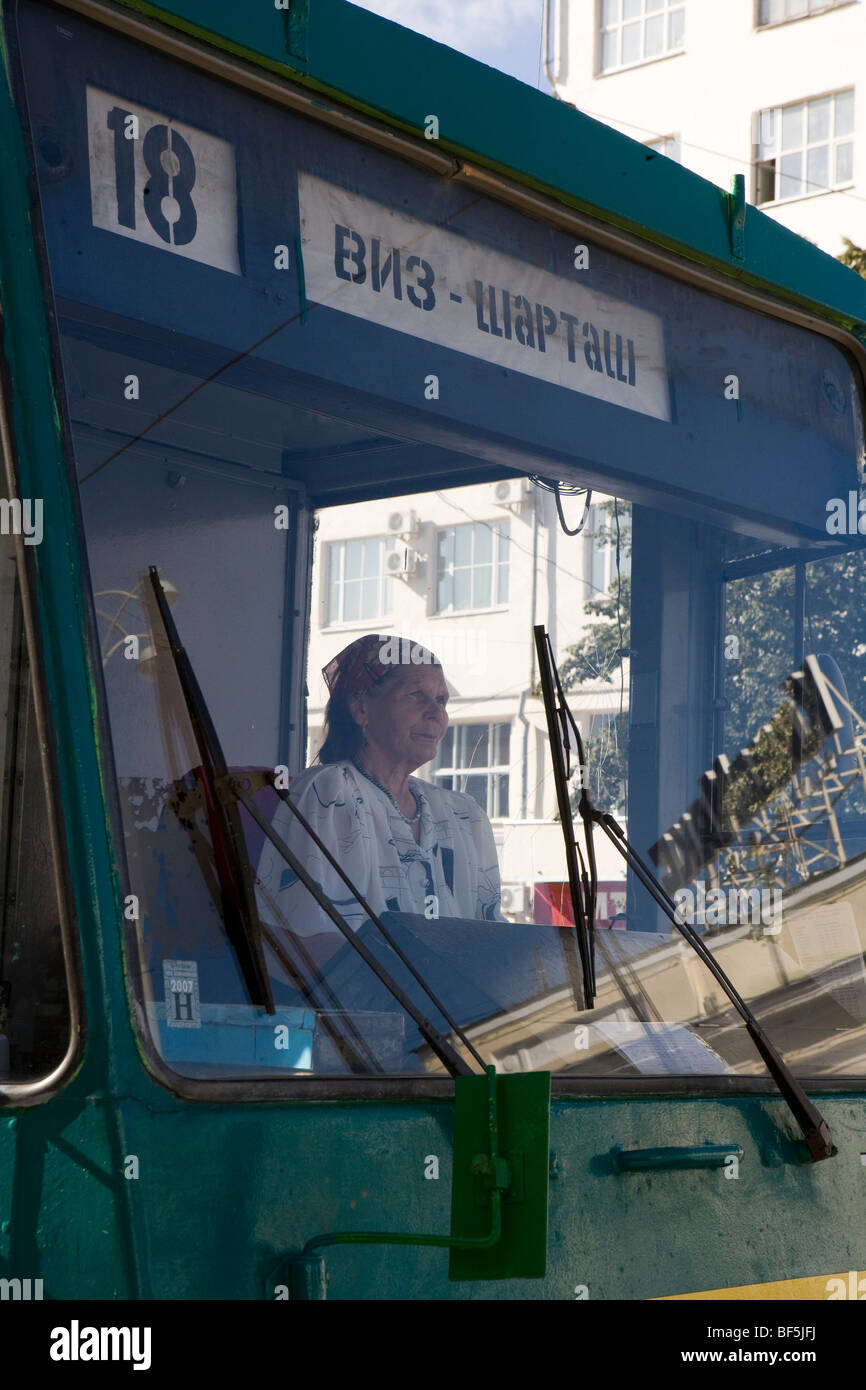 Straßenbahn Frontscheibe Blick auf weibliche Straßenbahnfahrer Fahrt mit der Straßenbahn in die Stadt, Jekaterinburg, Russland Stockfoto