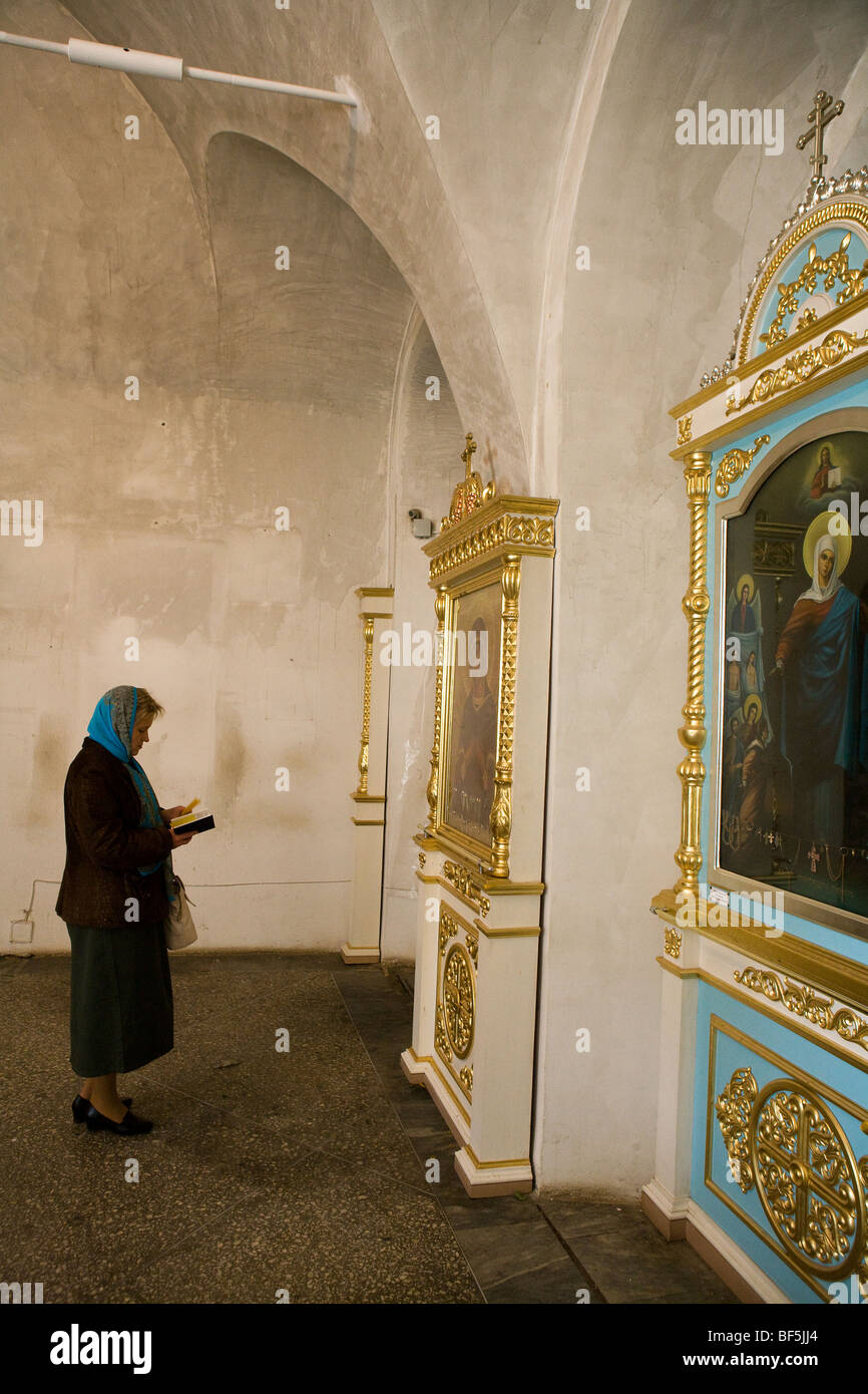Frau mit Gebetbuch in der Russischen Orthodoxen Kirche, Jekaterinburg, Russland Stockfoto