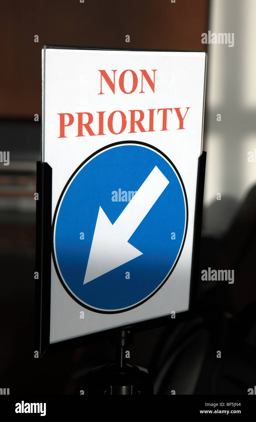 Nicht Priorität Schild am Flughafen zeigt den Weg zu niedrigen Priority-boarding lane Stockfoto