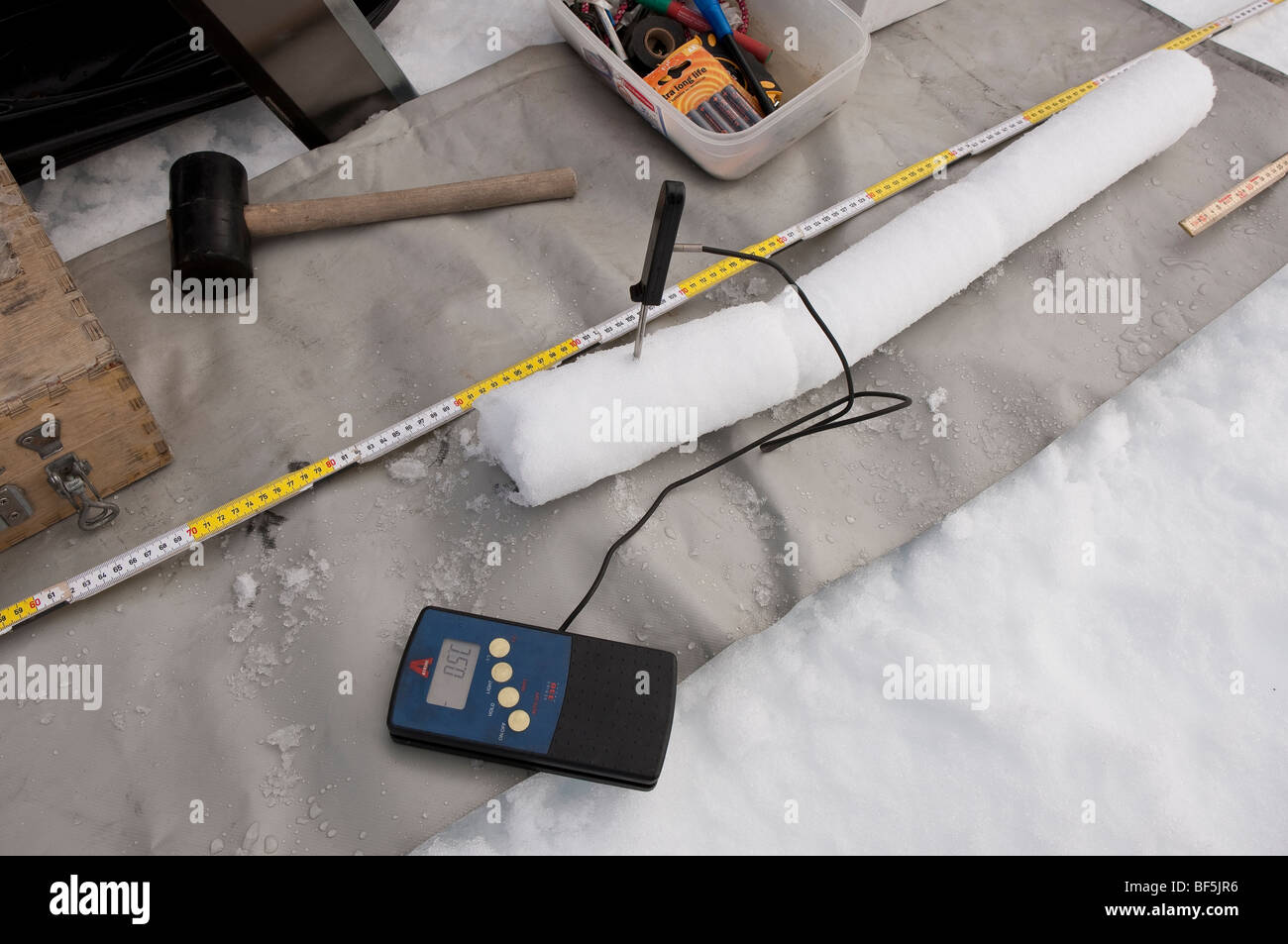 Thermometer misst die Temperatur im Eis Bohrkern, Island Stockfoto