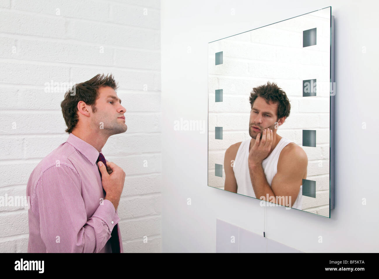 Konzept-Bild von einem Mann immer morgens mit dem Spiegelbild der wie er fühlt sich wirklich bereit. Stockfoto