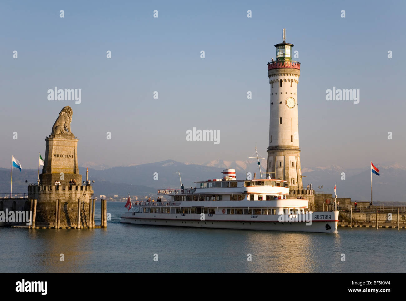 Port-Eingang, Ausflug Boot Österreich, bayerischem Löwen, neuer Leuchtturm, Lindau, Bodensee, Bayern, Deutschland Stockfoto
