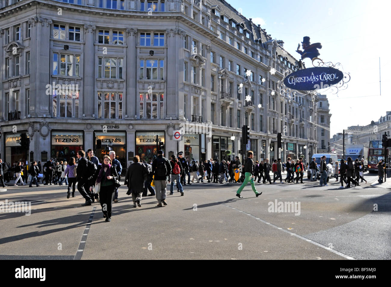 Diagonale Fußgängerübergänge des Oxford Circus, die am offiziellen Eröffnungstag beobachtet wurden, nutzten die überarbeitete Ampelanlage im sonnigen West End London England Großbritannien Stockfoto