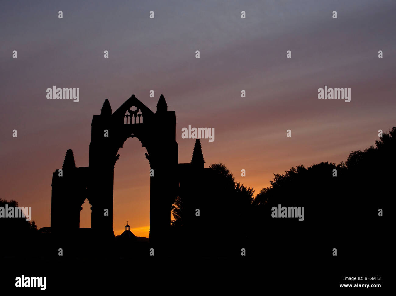 Abend-Silhouette des Gisborough Priory Stockfoto