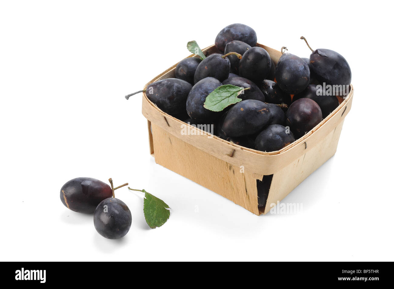 Hölzerne Körbchen wilde Zwetschgen Stockfoto