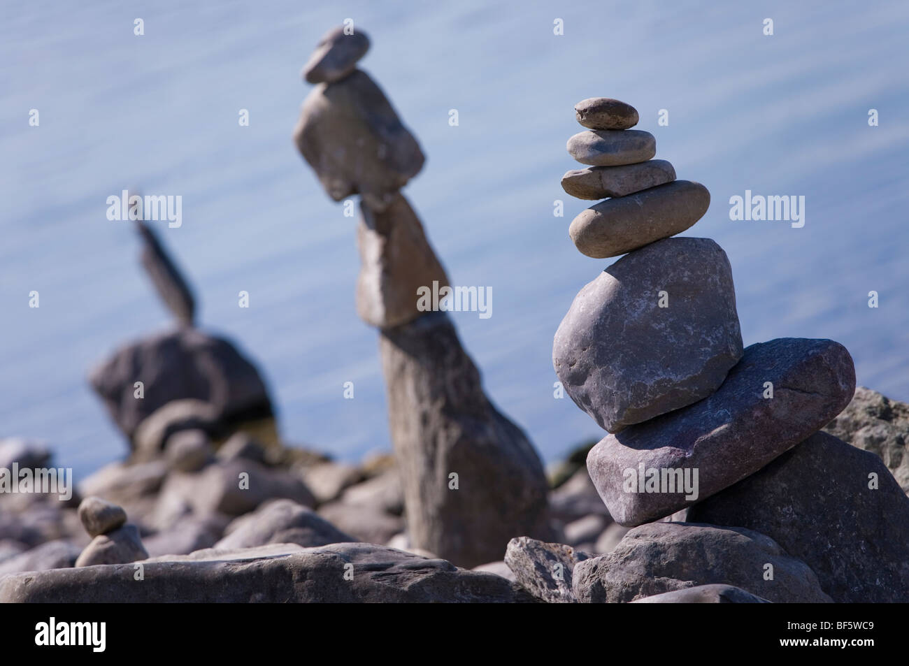 Steinen, Pyramiden, Wasser vorne, Radolfzell am Bodensee, Baden-Württemberg, Deutschland Stockfoto
