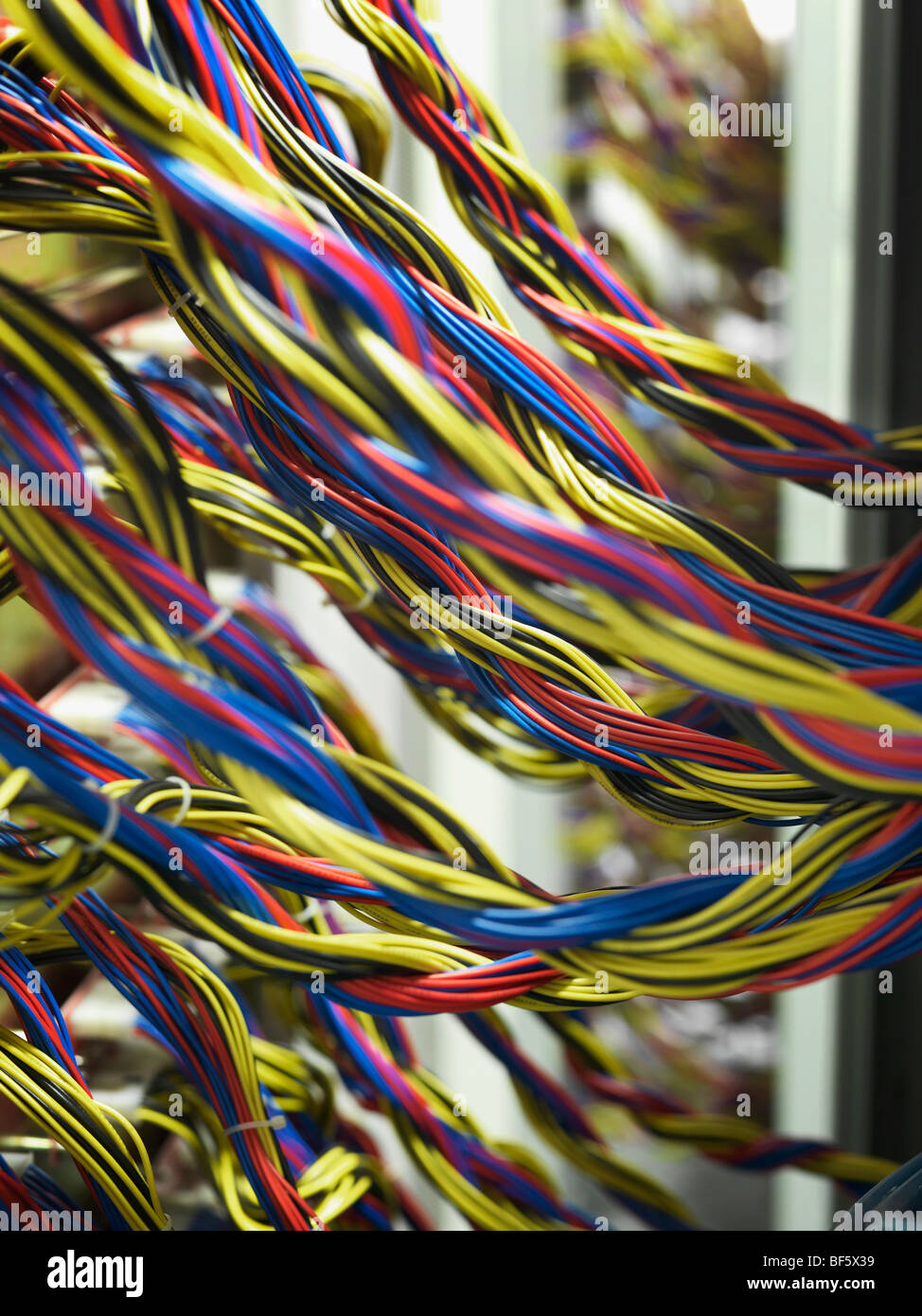 Bündel von verschränkten farbigen Adern, die Verfütterung von Informationen und macht an Werksmaschinen. Stockfoto