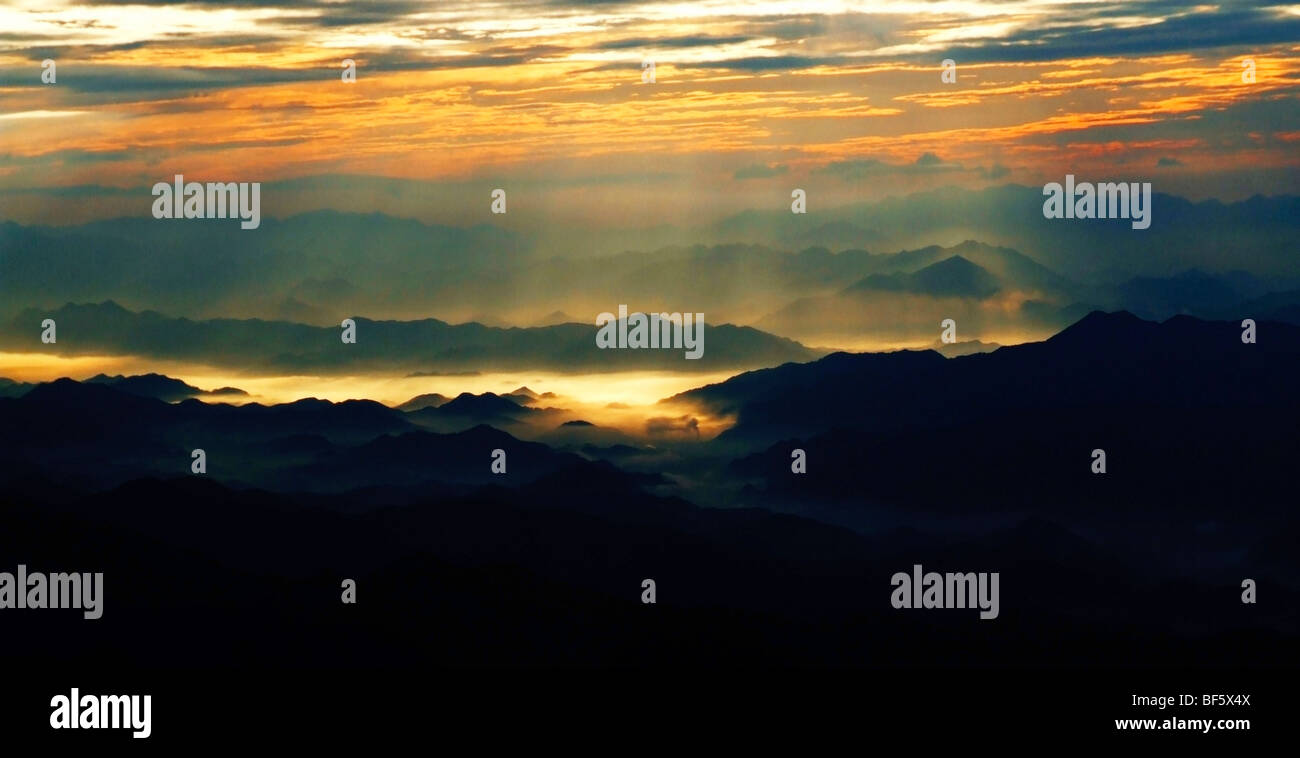 Strahlen der Sonne scheint über San Qing Mountain, Yushan County, Shangrao, Jiangxi Porvince, China Stockfoto