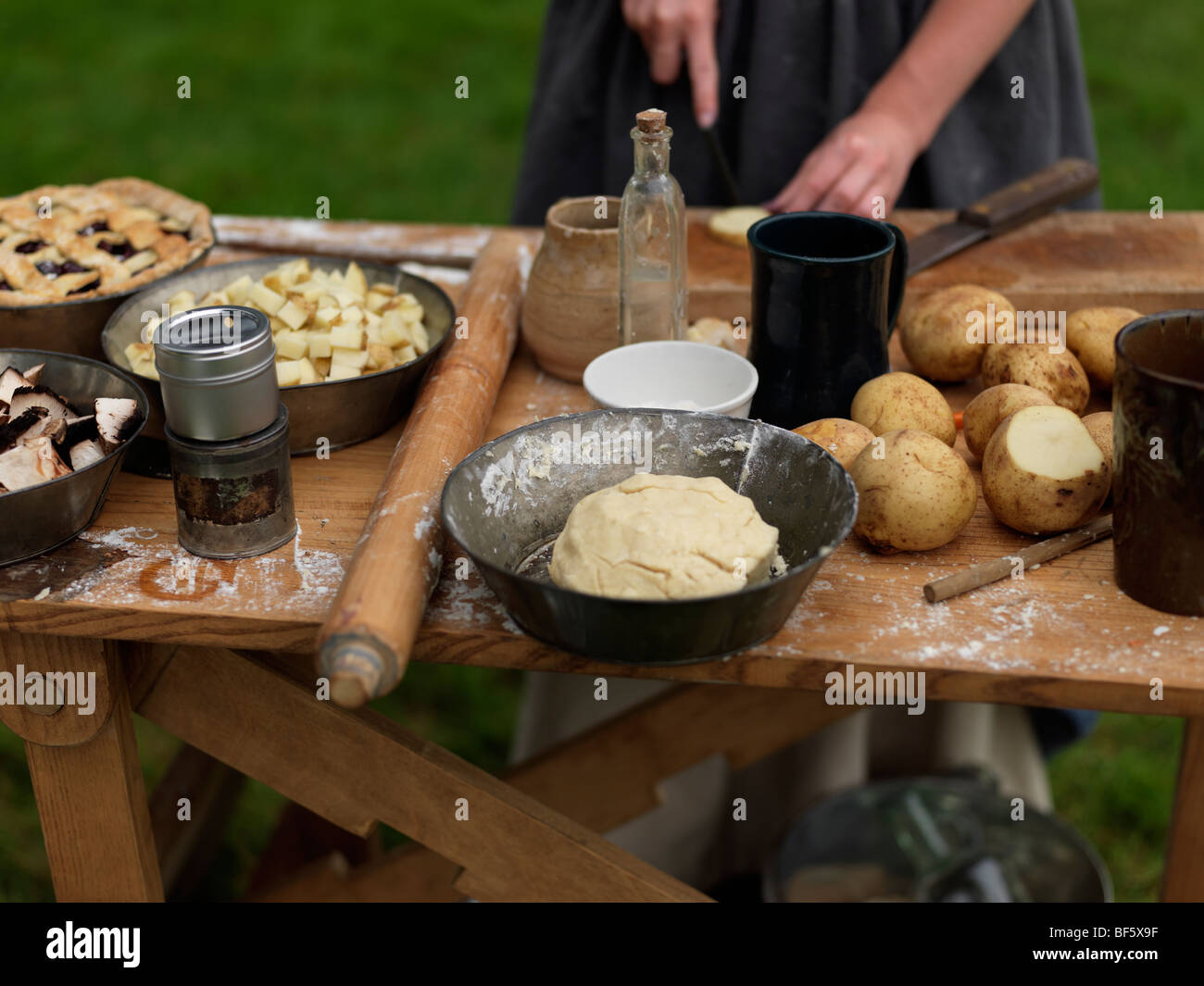 Old Fort Erie, Krieg von 1812 Reenactors in historischen Kostümen eine alte Mode-Mahlzeit zuzubereiten, Fort Erie, Ontario, Kanada Stockfoto