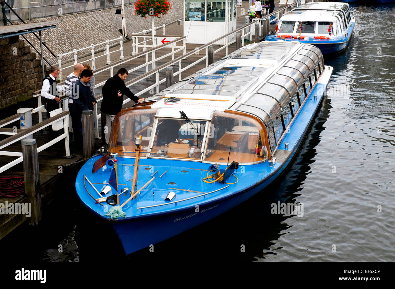 Menschen, die ein touristisches Boot in Amsterdam, Holland, Niederlande Stockfoto