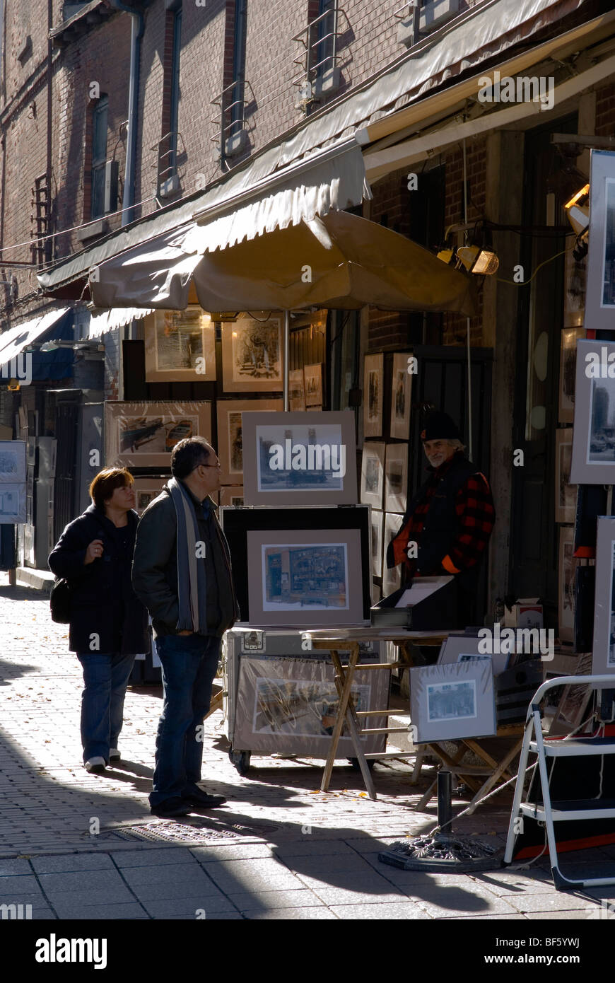Künstler verkaufen ihre Kunst an Touristen in Saint-Amable Street, auch bekannt als Rue des Artistes, in Old Montreal. Stockfoto