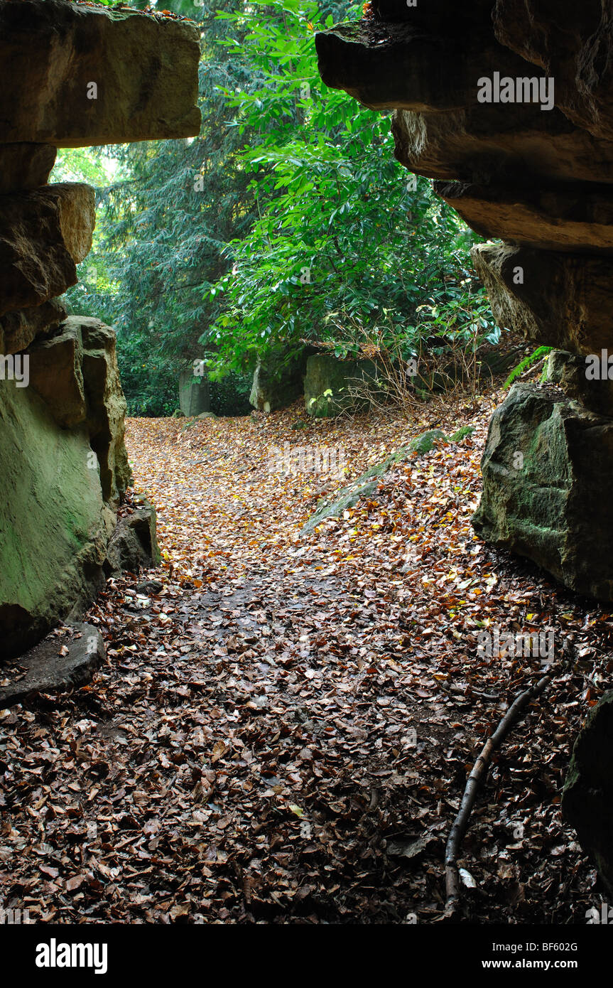 Der Einsiedler Höhle zündeten Arboretum, Gloucestershire, England, UK Stockfoto