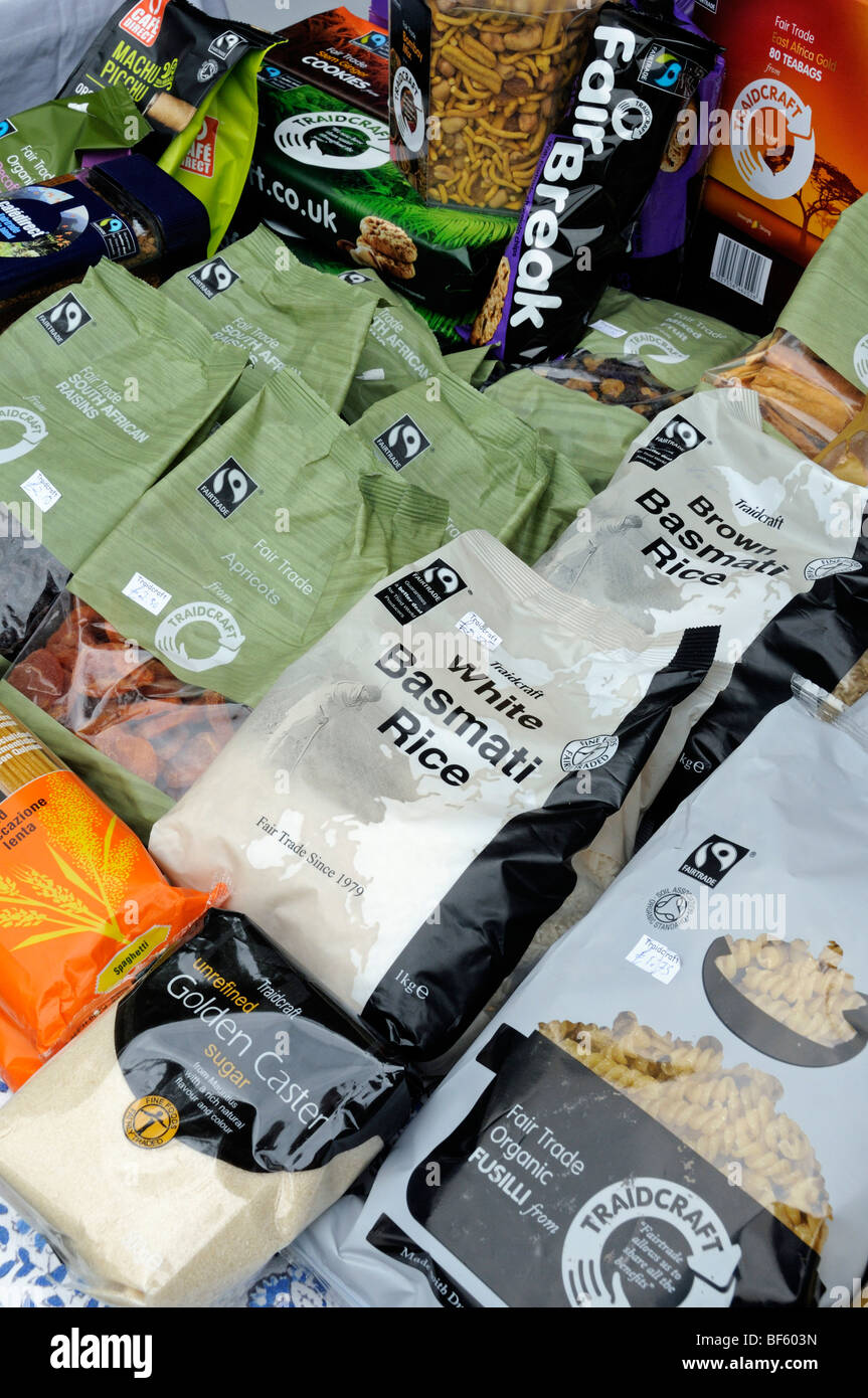 Traidcraft verpackt Lebensmittel zum Verkauf auf stall Stockfoto